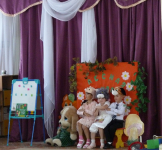 Ребята гр."Ромашка" показали сценку"Лесная школа"